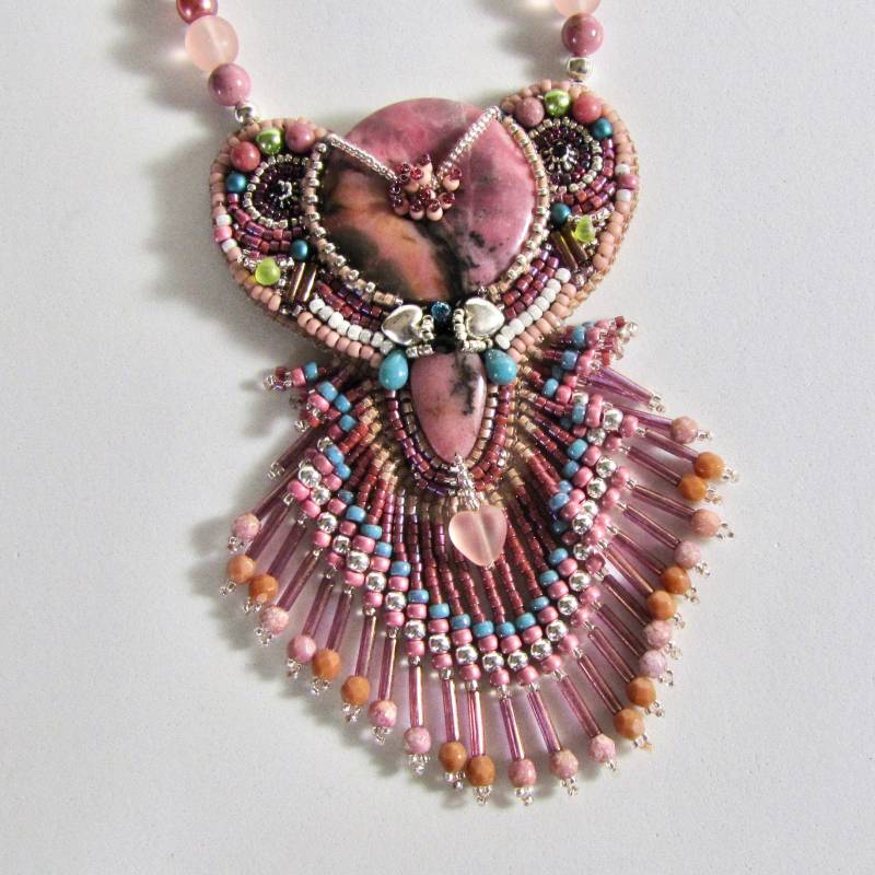Pink Rhodonit Bead-Bestickte Donut Fransen Halskette von DreamDazzles