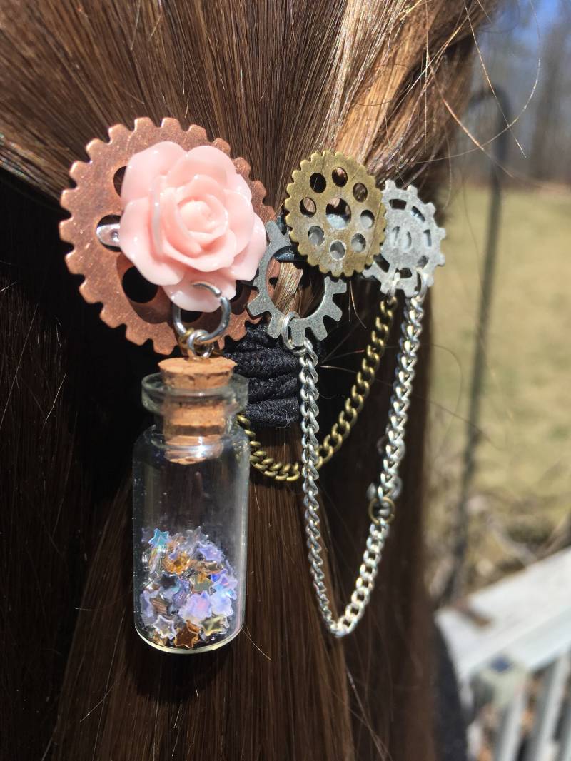 Steampunk Farbige Rose Stern Flasche Tropfen Kette Zahnrad Schlüssel Haarspange Zubehör Steampunk Farbige Rose Stern Flasche Tropfen Kette Zahnrad Schlüssel Haarspange Zubehör von DreamDuskCo