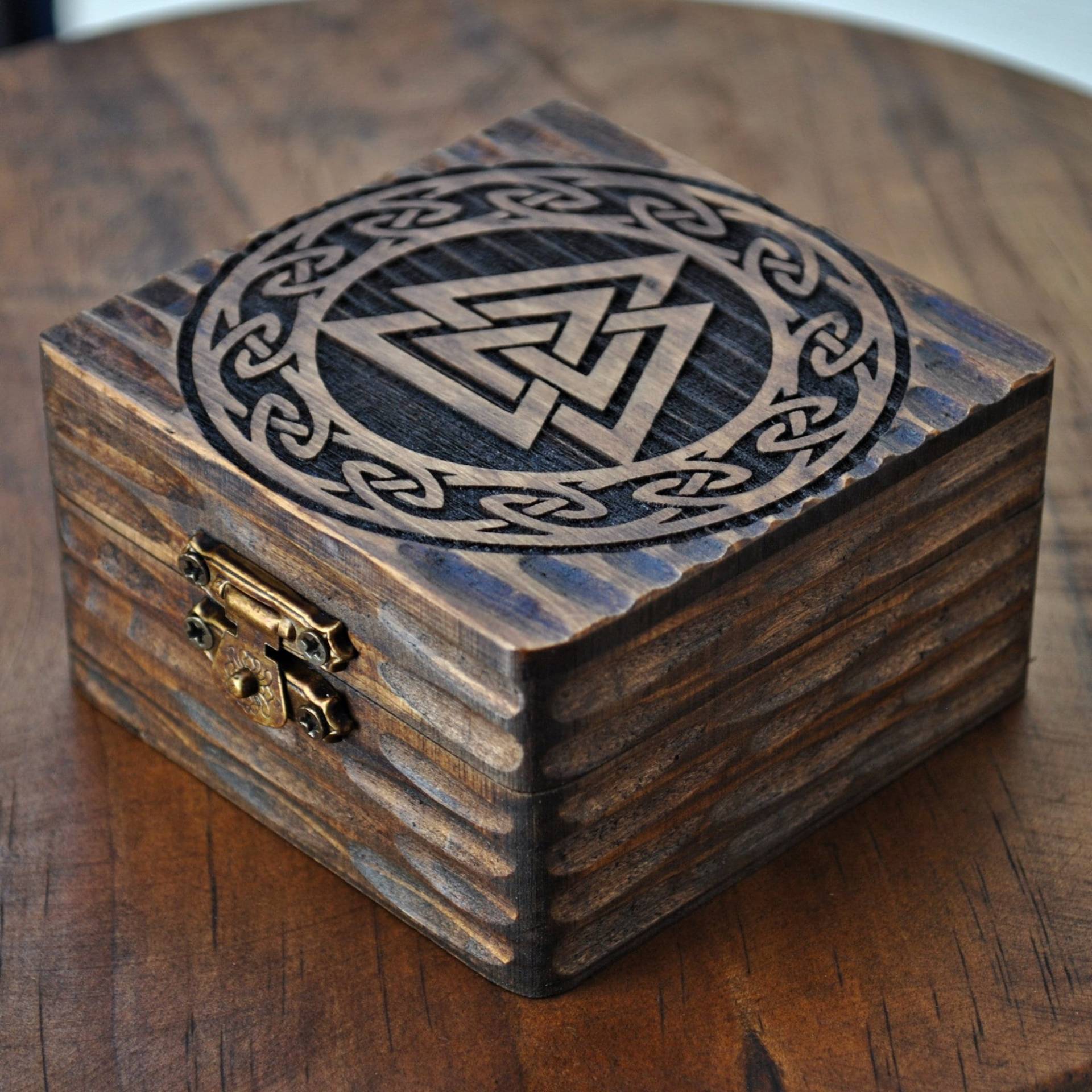 Kleine Holzkiste Mit Eingraviertem Valknut, Dem Symbol Der Wikingerkrieger von DreamFulfilled