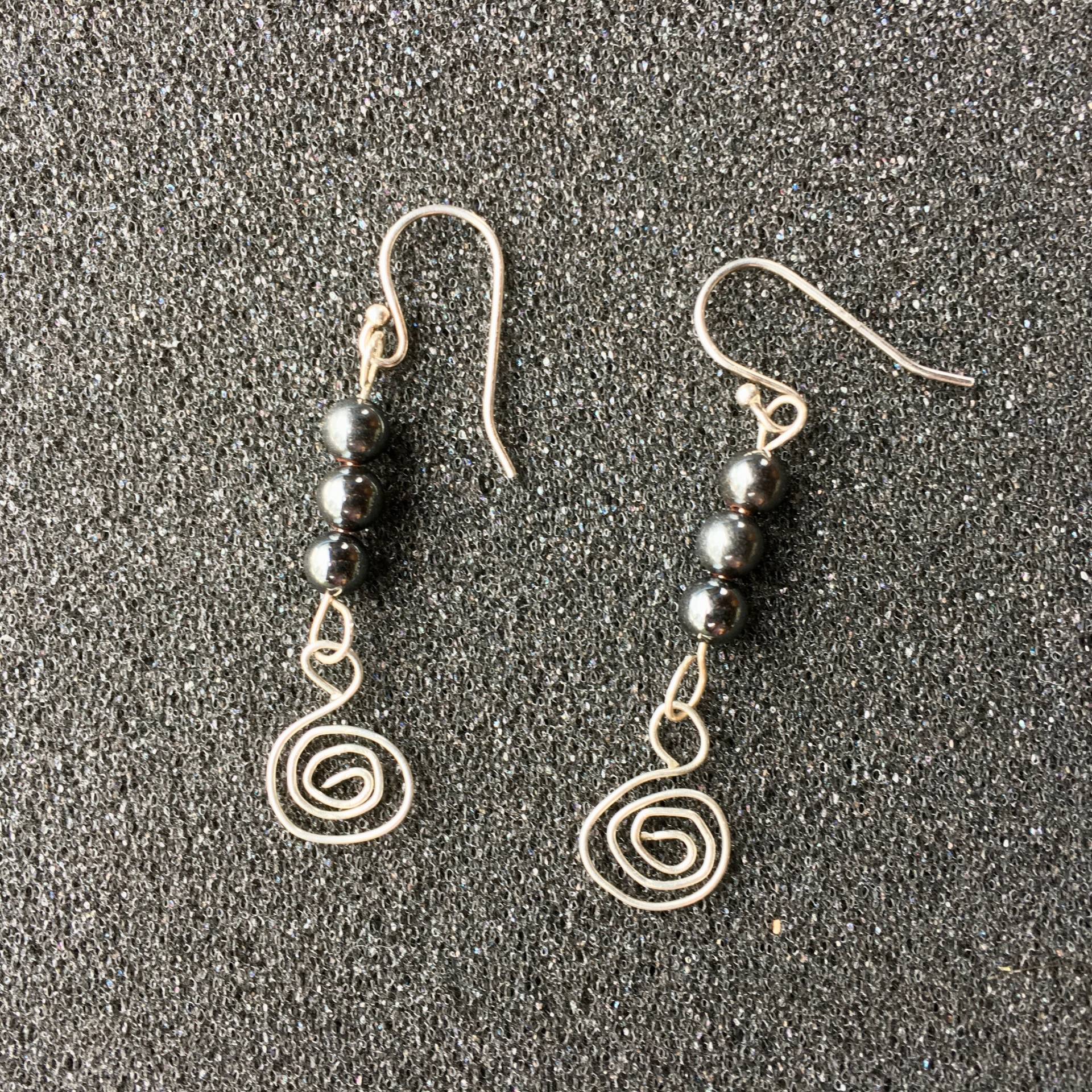 sterling Silber Ohrringe Mit Hämatit Perlen sterling Silber Ohrringe Mit Hämatit Perlen von DreamGardenStudio