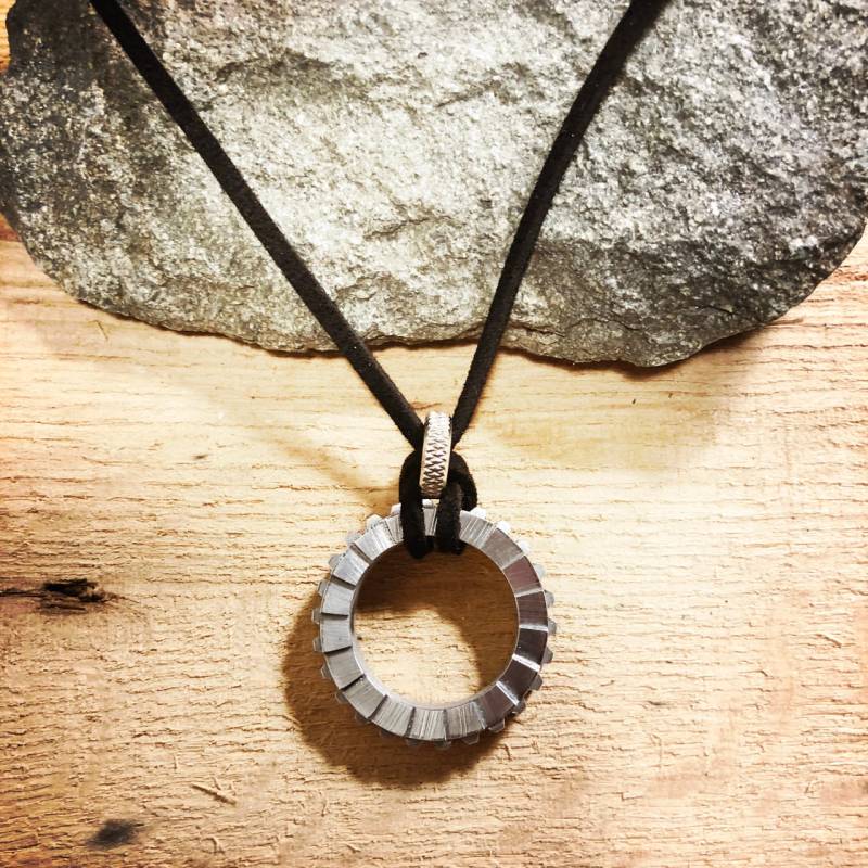 Radsport Geschenk Für Männer, Triathlete Award Frauen, Upcycled Fahrradteile Halskette, Unisex Industrie Schmuck, Mountainbiker Radsport Geschenk Für Männer, Triathlete Award Frauen, Upcycled Fahrradteile Halskette, Unisex Industrie Schmuck, Mountainbiker von DreamGreatDreams