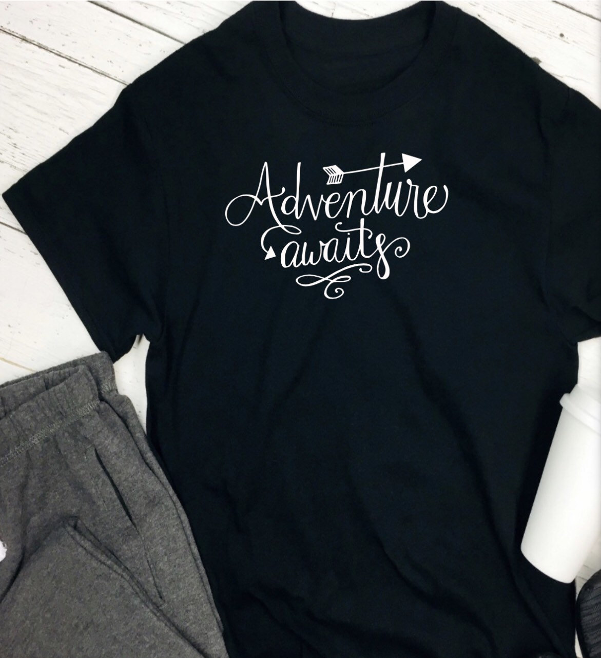 Abenteuer Erwartet T-Shirt, Geschenk, Reisendes Reisendes Hobbygeschenk, Spaßt-Shirt Abenteuer Erwartet T-Shirt, Geschenk, Reisendes Reisendes Hobbygeschenk, Spaßt-Shirt von DreamHopeDesigns