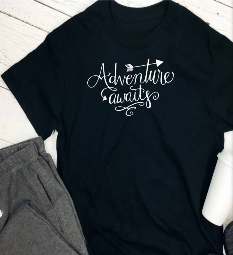 Abenteuer Erwartet T-Shirt, Geschenk, Reisendes Reisendes Hobbygeschenk, Spaßt-Shirt Abenteuer Erwartet T-Shirt, Geschenk, Reisendes Reisendes Hobbygeschenk, Spaßt-Shirt von DreamHopeDesigns
