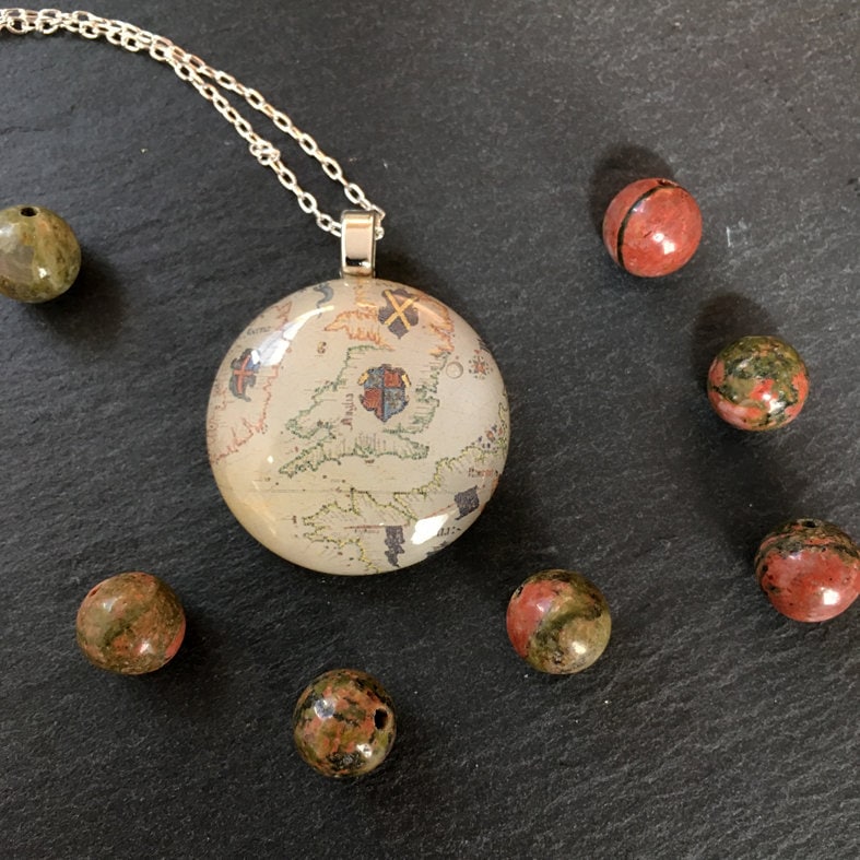 Geschmolzenem Glas Und Sterling Silber Vintage Karte Pendant_ "Das Königreich Vereint" Geschmolzenem Glas Und Sterling Silber Vintage Karte Pendant_ "Das Königreich Vereint" von DreamInColoursArt