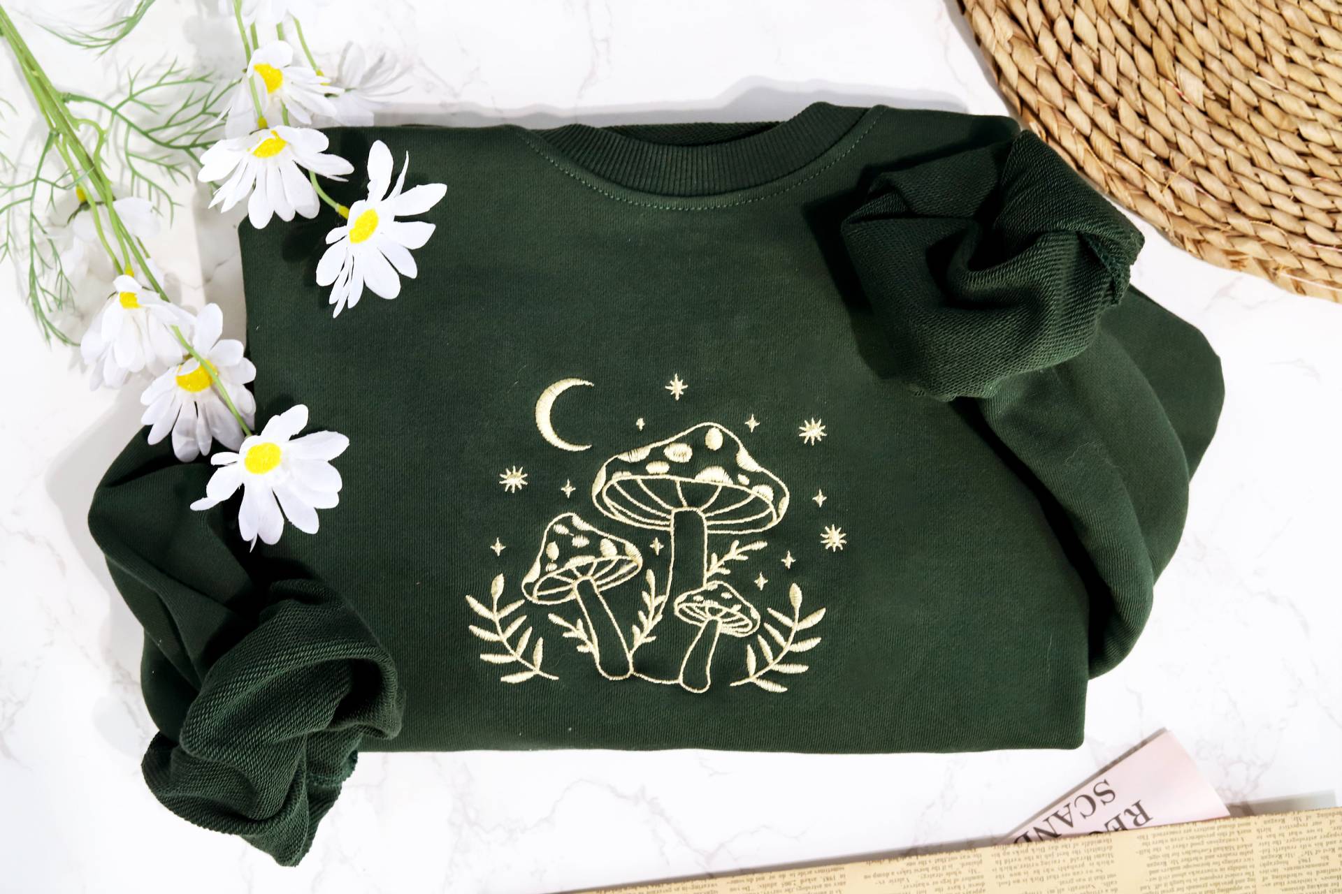 Retro Pilz Bestickt Crewneck Grünes Sweatshirt, Trendiges Pilzliebhaber Geschenk, Personalisierte Geschenke Für Mama von DreamLakeStudioAU