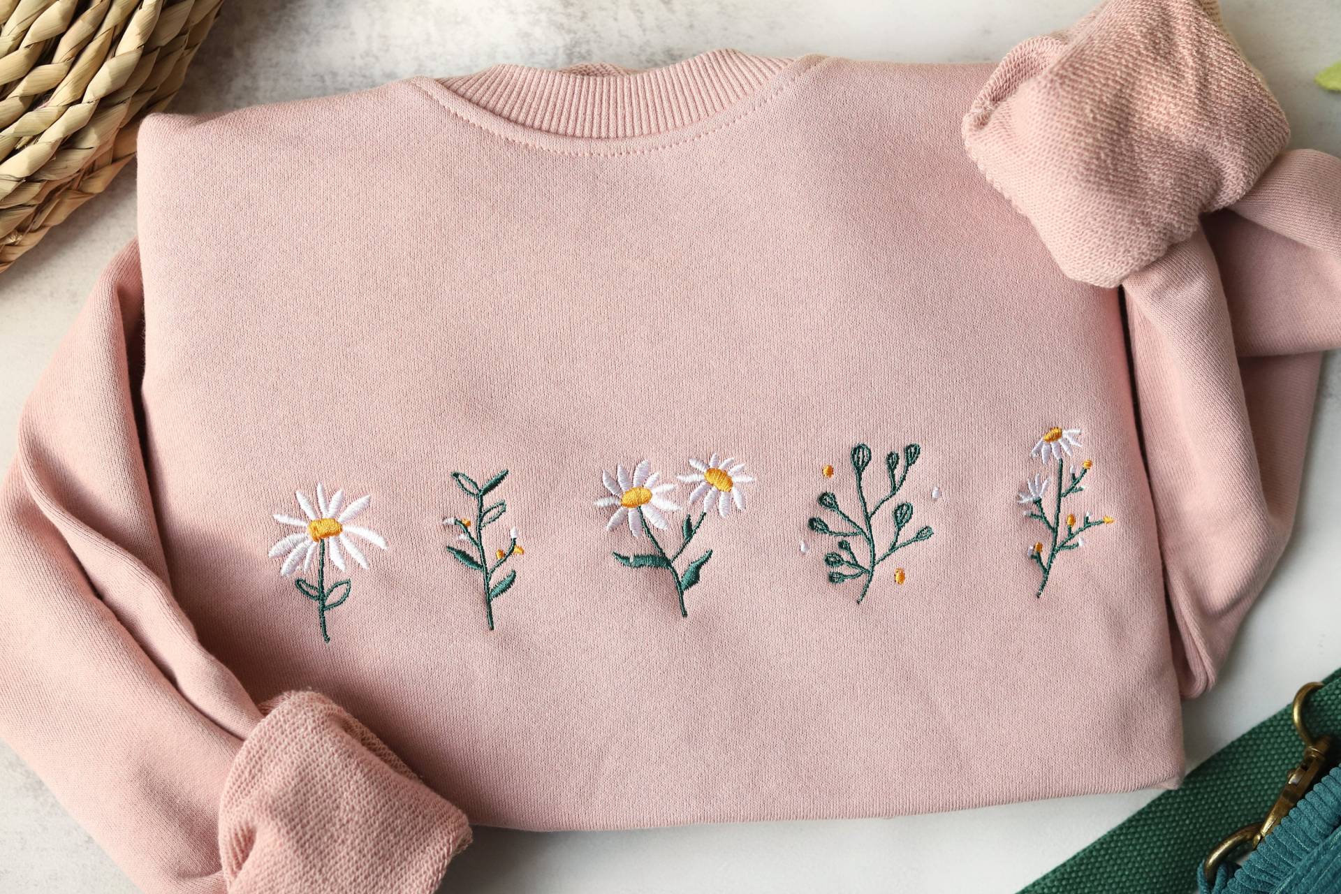 Rosa Gänseblümchen Bestickt Crewneck Sweatshirt Bestickt, Schöne Daisy, Blumen Sweatshirt, Geschenke Für Sie, Geschenk Mama von DreamLakeStudioAU