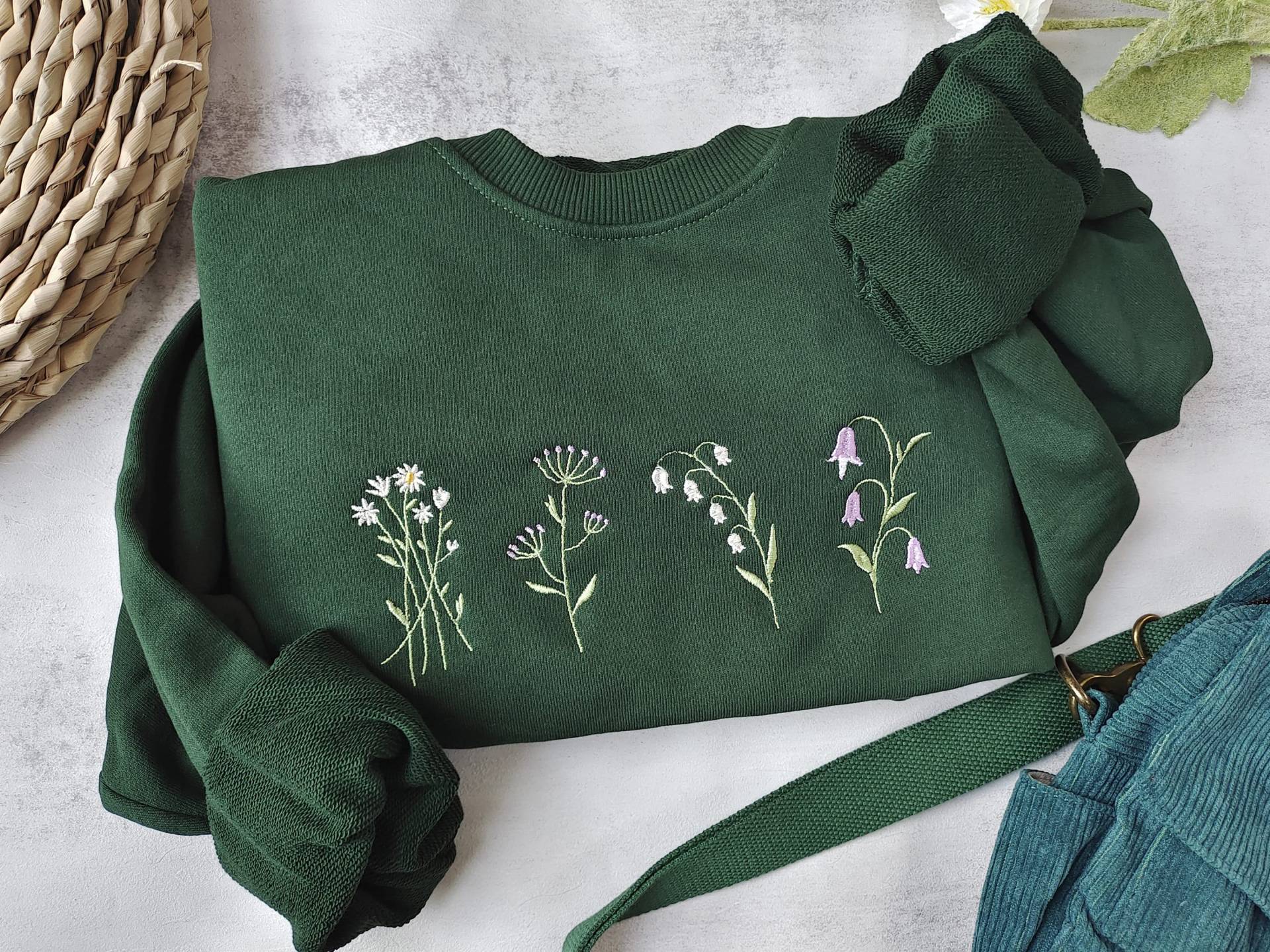 Süßes Wildblumen Besticktes Crewneck-Dunkelgrünes Daisy Sweatshirt-Blumen Sweatshirt-Geschenke Für Sie, Geschenke Mama von DreamLakeStudioAU