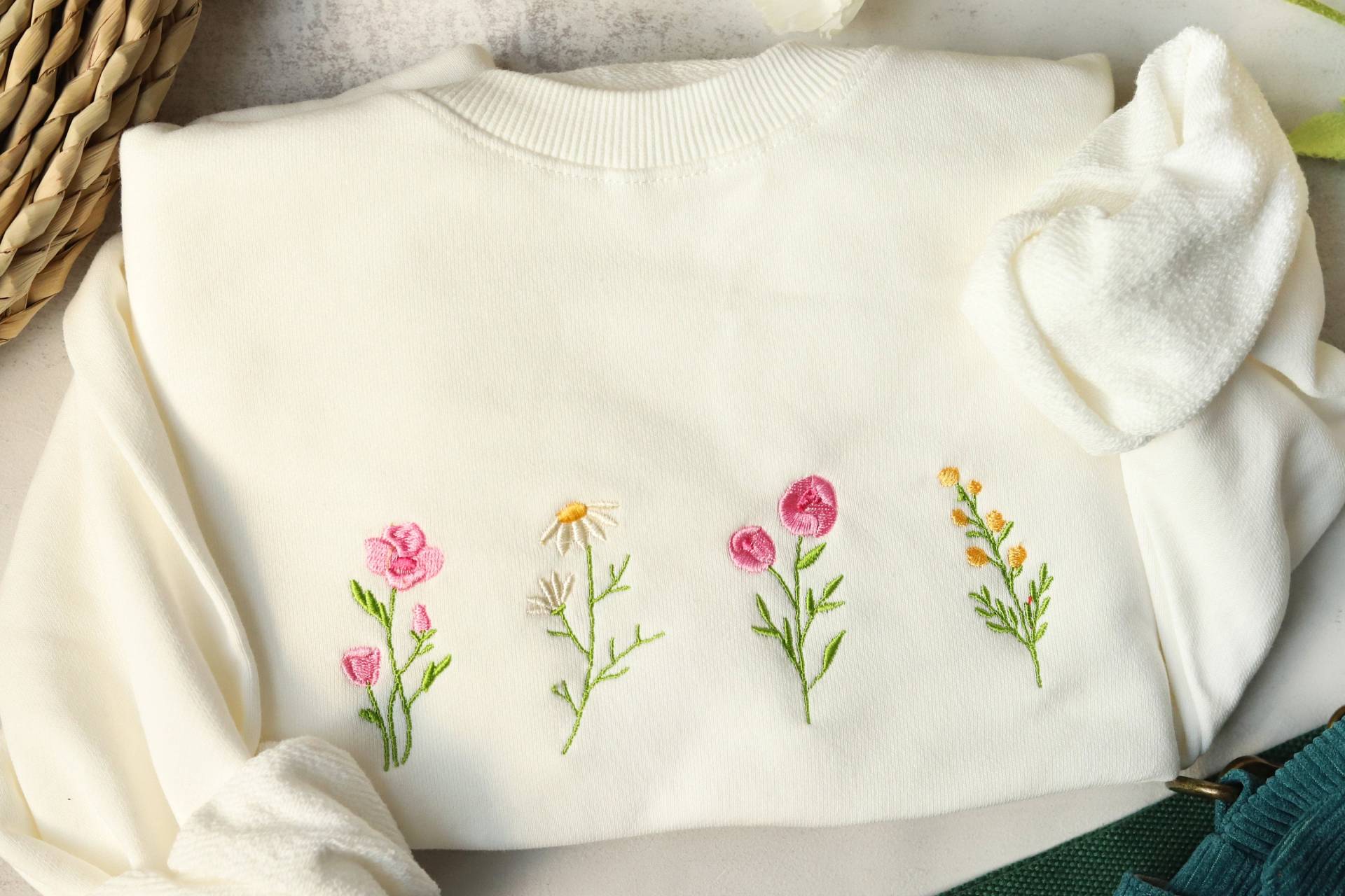 Wildblumen Crewneck Sweatshirt Bestickt, Blumen Bestickt Sweatshirt, Valentinstag Geschenk, Geschenk Für Mama von DreamLakeStudioAU