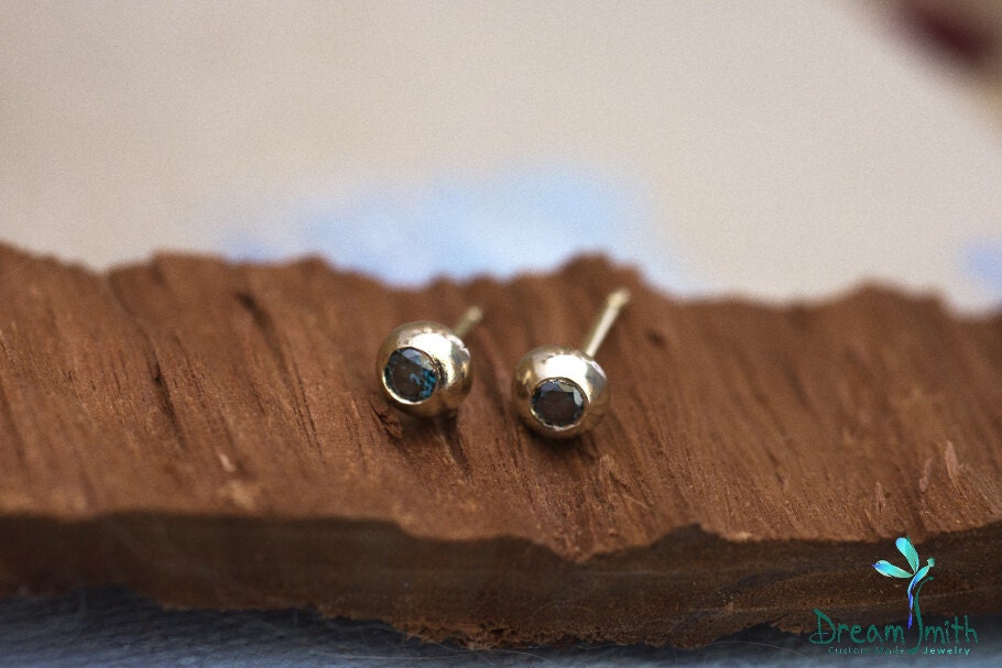 14K Gold Ohrstecker Mit Blauen Diamanten von DreamSmithJewelry