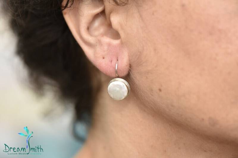 14K Gold Und Sterling Silber Ohrhänger Mit Weißen Perlen von DreamSmithJewelry