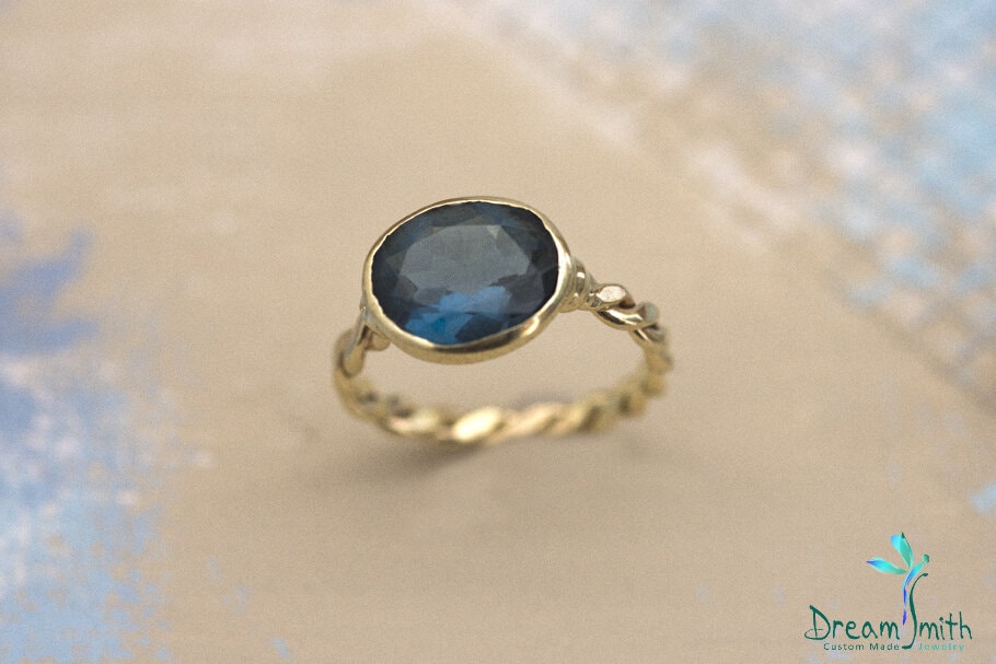 14K Twisted Gold Ring Mit Oval London Blau Topas von DreamSmithJewelry