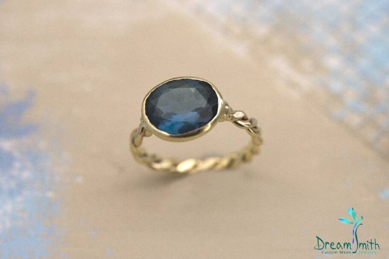 14K Twisted Gold Ring Mit Oval London Blau Topas von DreamSmithJewelry
