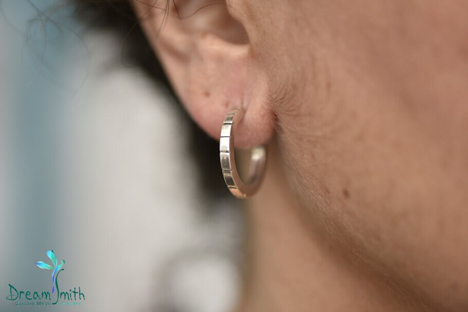 925 Silber Quadrat Profil Creolen Mit Oxidierten Rillen von DreamSmithJewelry