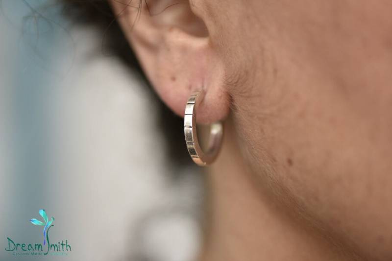 925 Silber Quadrat Profil Creolen Mit Oxidierten Rillen von DreamSmithJewelry