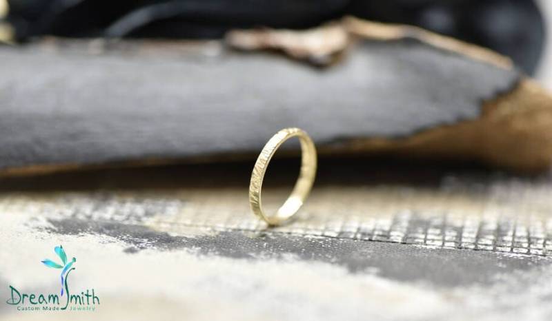 Gehämmerter 14K Gold Knuckle Ring von DreamSmithJewelry