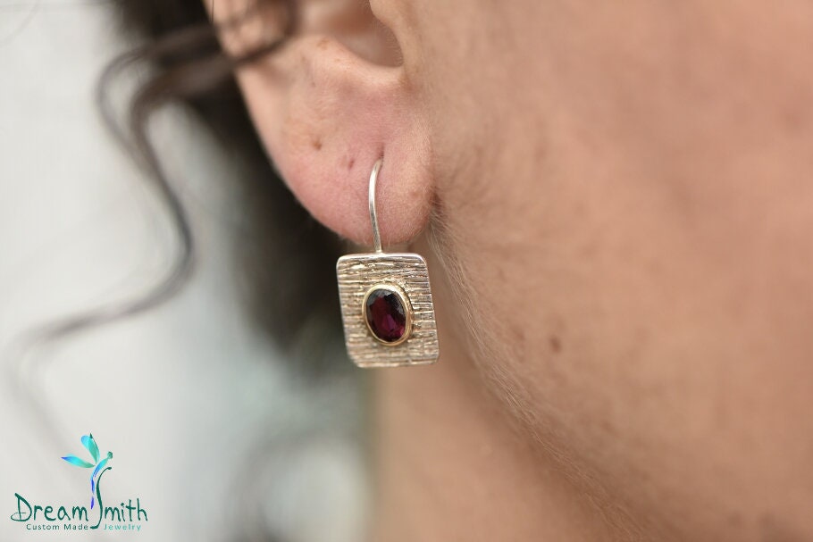 Gemaserte Sterling Silber Ohrringe Mit Granaten in Gold Gefasst von DreamSmithJewelry