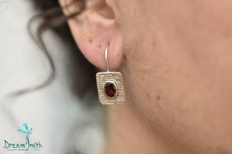 Gemaserte Sterling Silber Ohrringe Mit Granaten in Gold Gefasst von DreamSmithJewelry