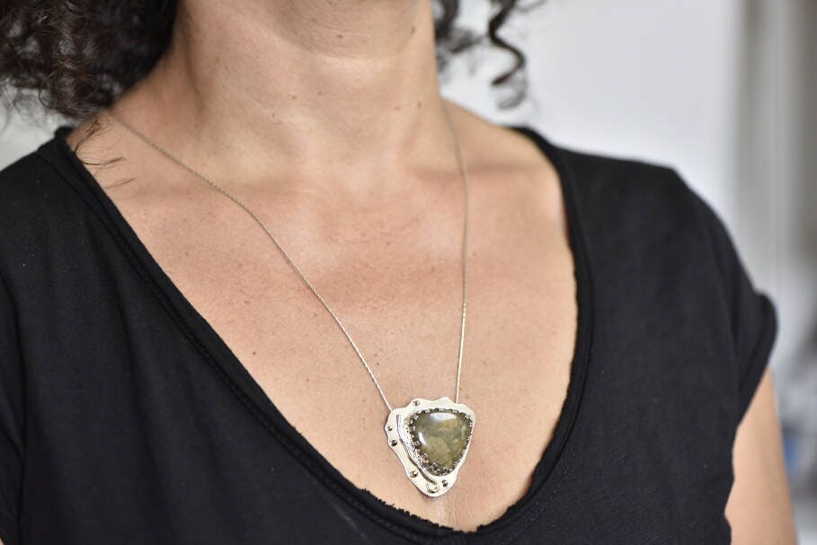 Kunstvoller Sterlingsilber-Anhänger Mit Grünem Jaspis-Edelstein Und 14K Gold Akzenten von DreamSmithJewelry