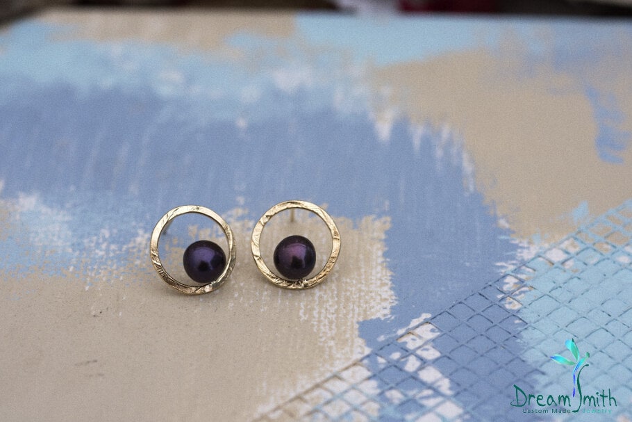 strukturierte Goldfilled Kreis Ohrringe Mit Süßwasserperlen von DreamSmithJewelry