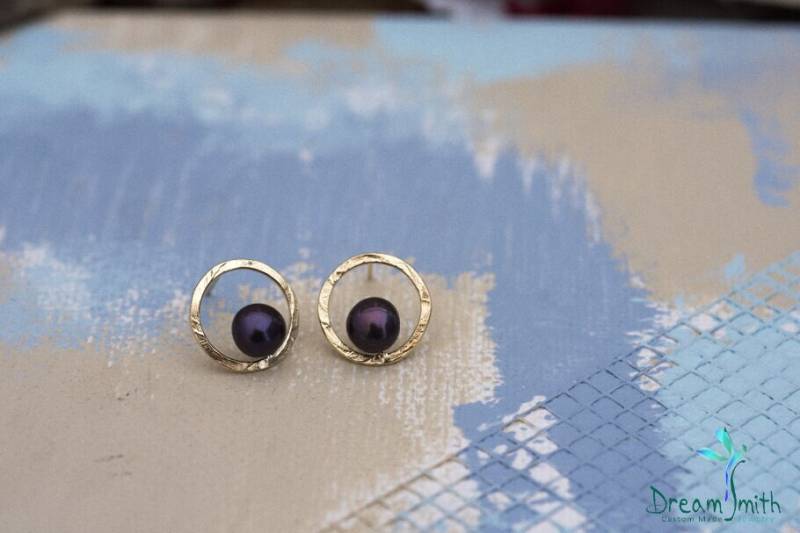 strukturierte Goldfilled Kreis Ohrringe Mit Süßwasserperlen von DreamSmithJewelry