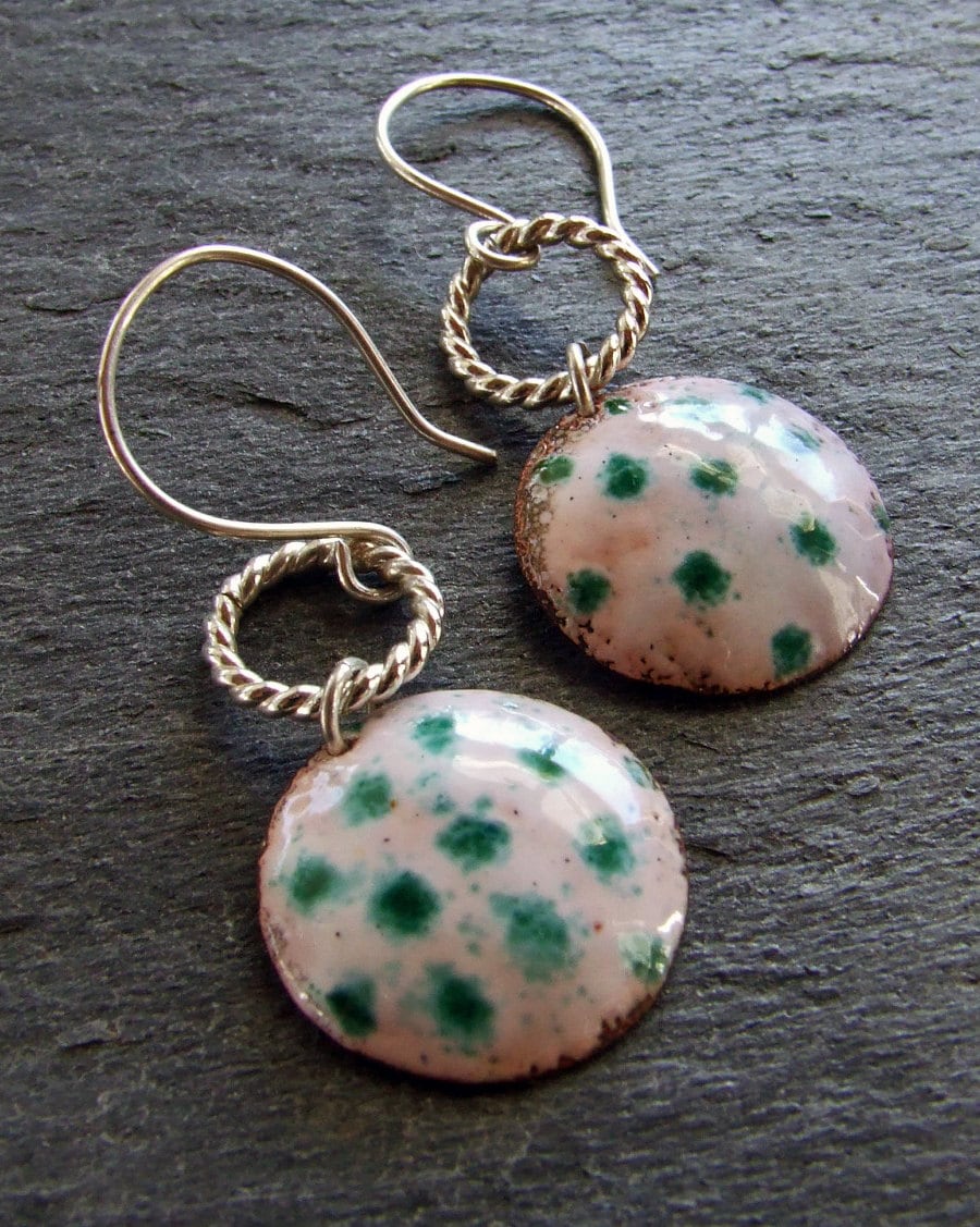 Emaille Ohrringe Meer Grün Und Weiß Polka Dot Kupfer Sterling Silber Geflochtene Creolen Baumeln Brisuren, Handgemachte Ooak von DreamSpiralArt