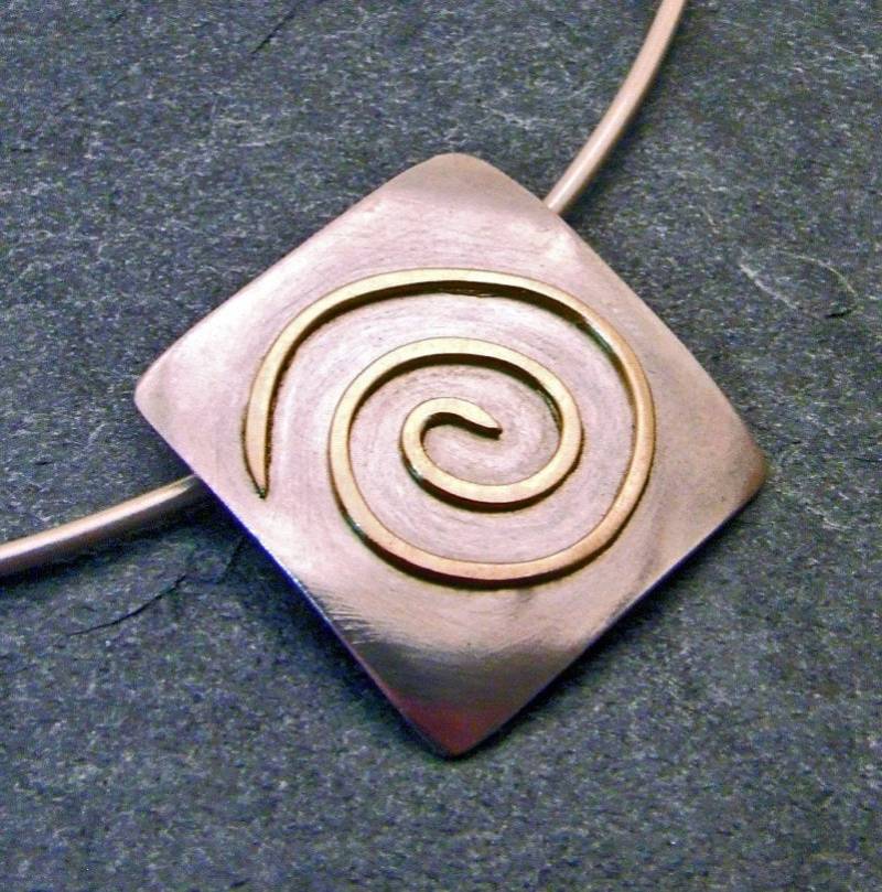 Göttin Spirale Halskette in 10 Karat Gold Und Sterling Silber - Metall Handwerker Schmuck von DreamSpiralArt
