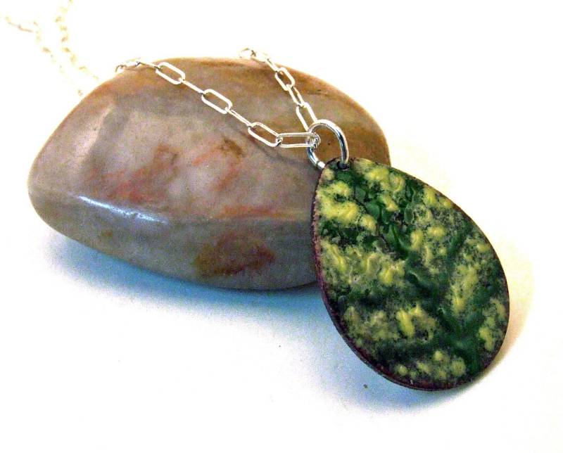 Grüne Blatt Anhänger - Handgefertigt in Kupfer Emaille Ein Von Einer Art Auf Sterling Silber Kette von DreamSpiralArt
