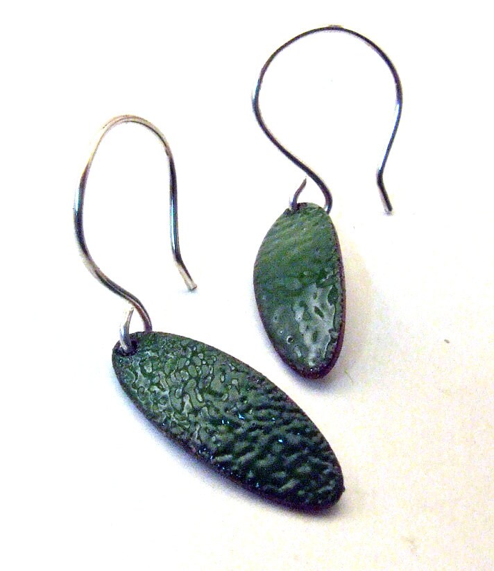 Grüne Blatt - Dangly Kupfer Emaille Ohrringe Kleine, Ovale Blätter Auf Handgemachte Sterling Silber Ohr Drähte Emaillierte Natur Schmuck von DreamSpiralArt