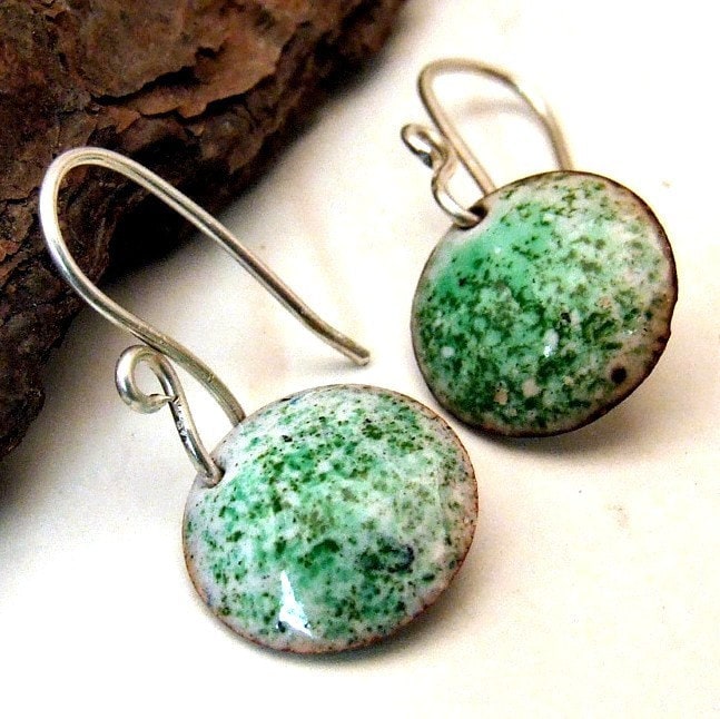 Letztes Paar Mini Mint Kupfer Emaille Ohrringe Kleine Runde Scheiben Grün Und Weiß An Handgemachten Sterling Silber Ohrhaken, Handwerker Schmuck von DreamSpiralArt