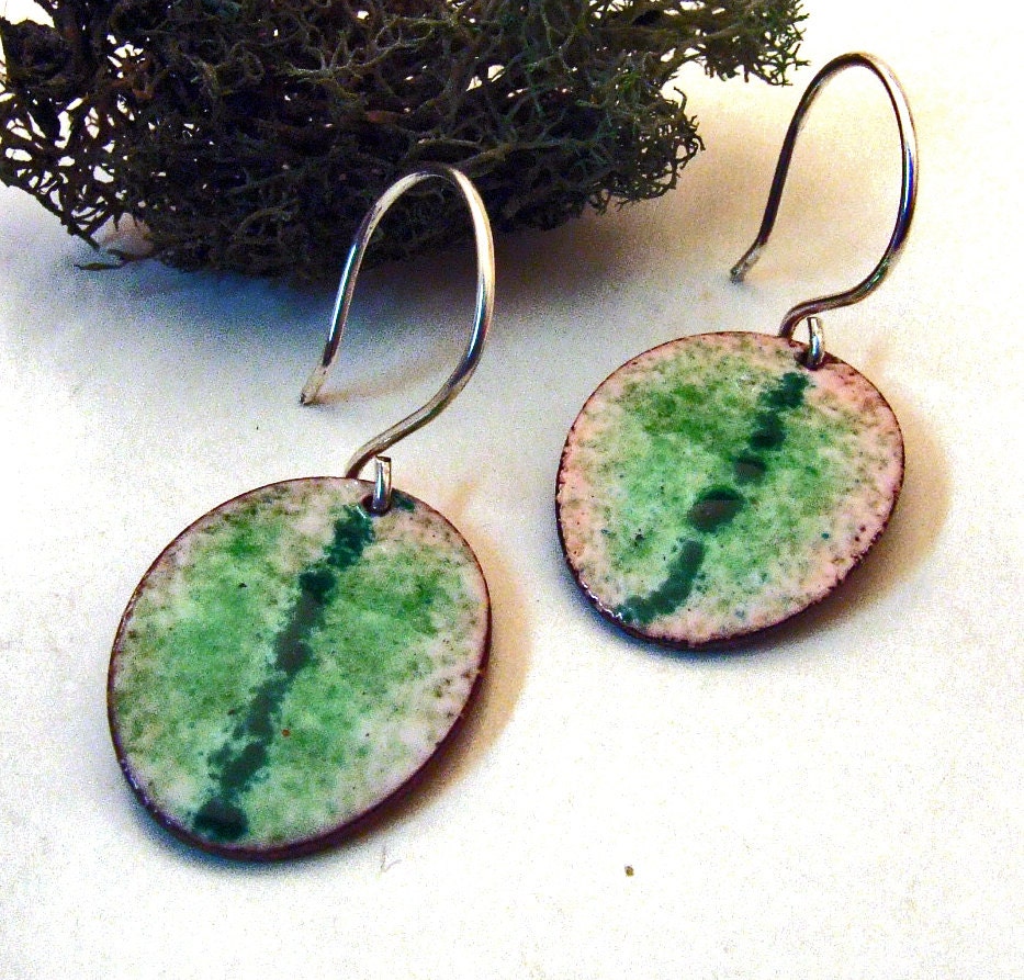 Minz Blätter Emaille Ohrringe - Grüne Und Weiße Oval Blätter An Handgefertigten Sterling Silber Ohrhaken Emaillierter Naturschmuck von DreamSpiralArt