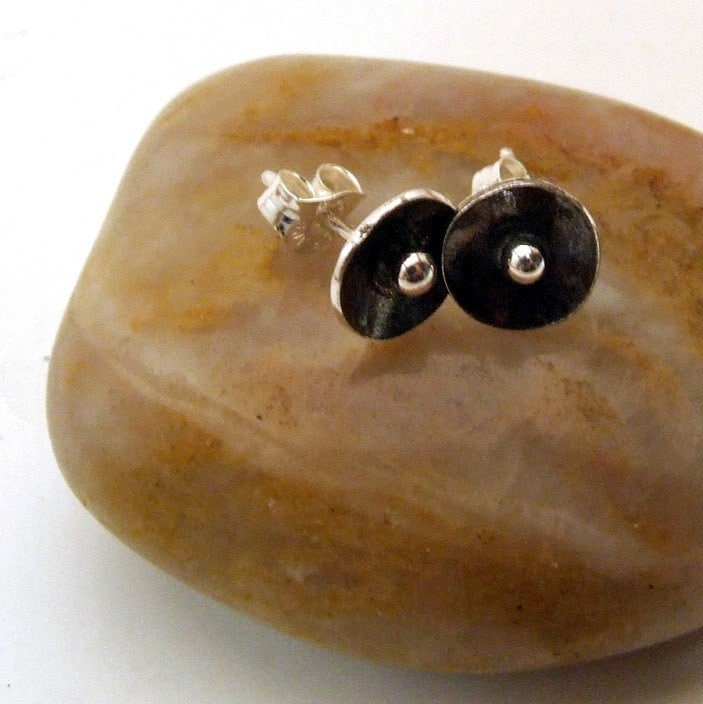 Mohn Post Ohrringe - Geschenk Handgemachte Recycling Sterling Silber Ohrstecker Mit Patina Finish von DreamSpiralArt