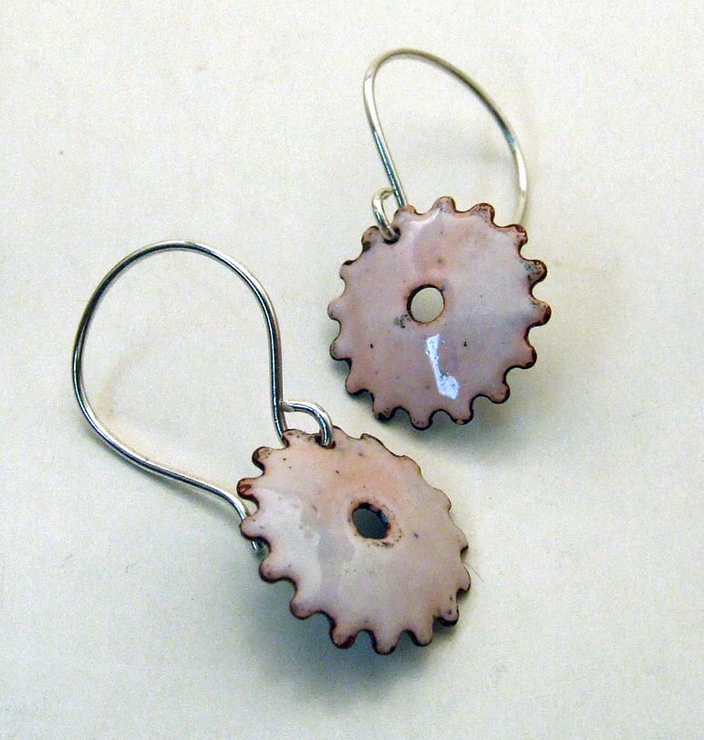 Sale Letztes Paar - Rustikale Weiße Zahnrad Ohrringe Kupfer Emaille Auf Handgefertigten Sterling Silber Brisuren Steampunk Schmuck von DreamSpiralArt