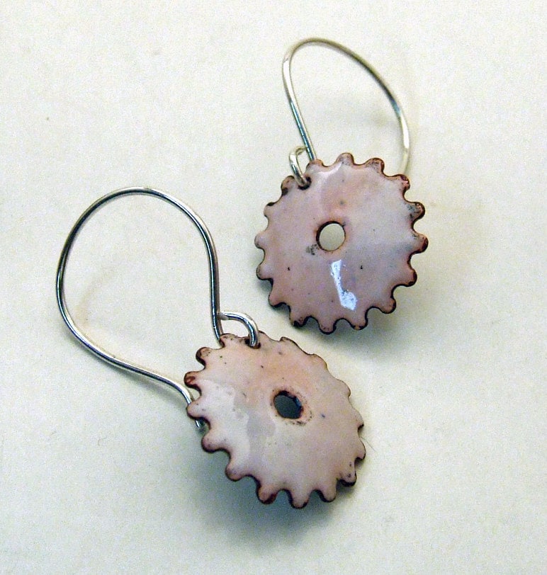 Sale Letztes Paar - Rustikale Weiße Zahnrad Ohrringe Kupfer Emaille Auf Handgefertigten Sterling Silber Brisuren Steampunk Schmuck von DreamSpiralArt
