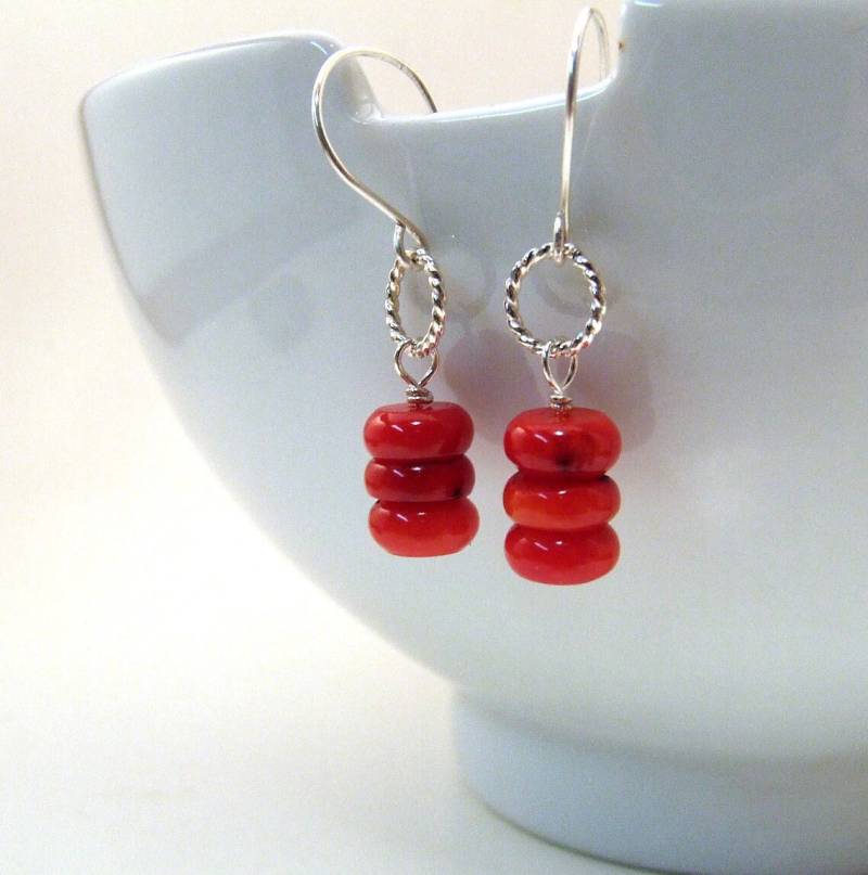 Sale - Rote Bambus Koralle Ohrringe Mit Geflochtenen Stering Silber Reifen An Handgefertigten Dangly Ohrbügeln Geschenk Unter 40 von DreamSpiralArt