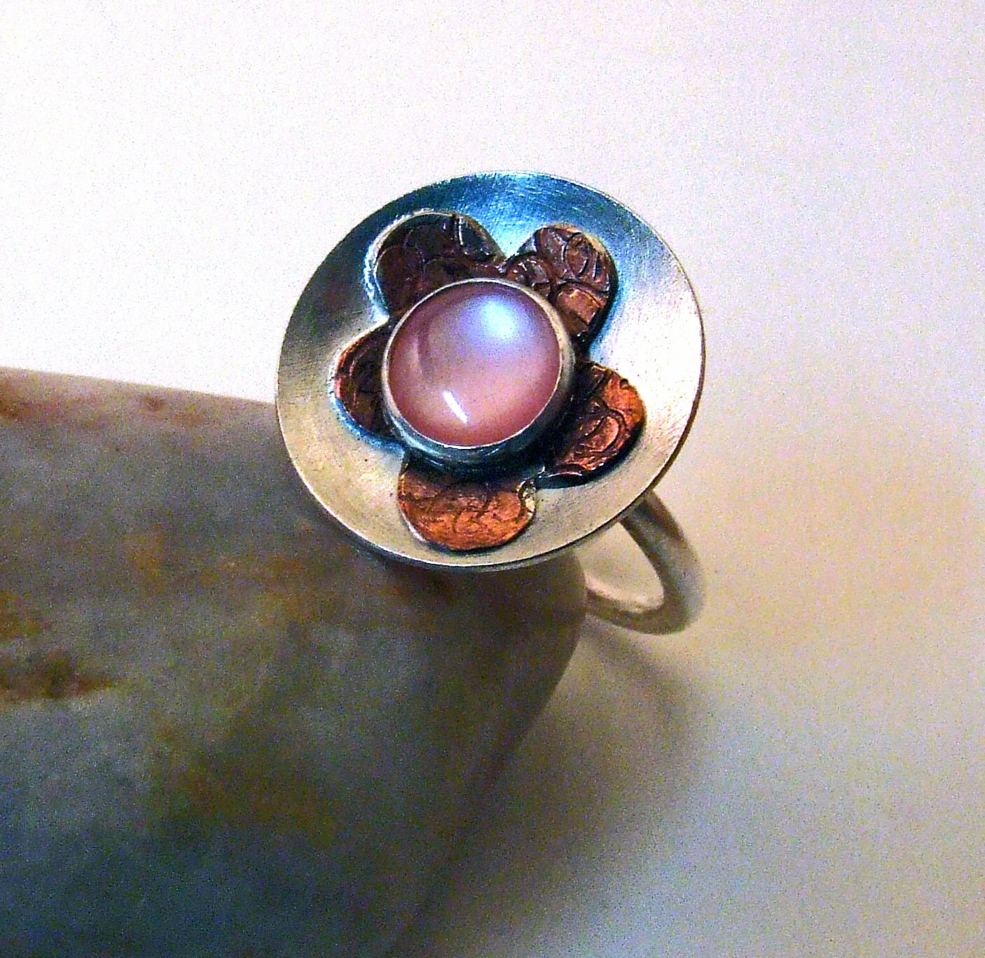 - Sale Sterling Silber, Kupfer, Perlmutt Blumen-Ring Handgemachtes Einzelstück, Größe 17, 5 cm, Mit 8 Mm Perlmutt Edelstein von DreamSpiralArt
