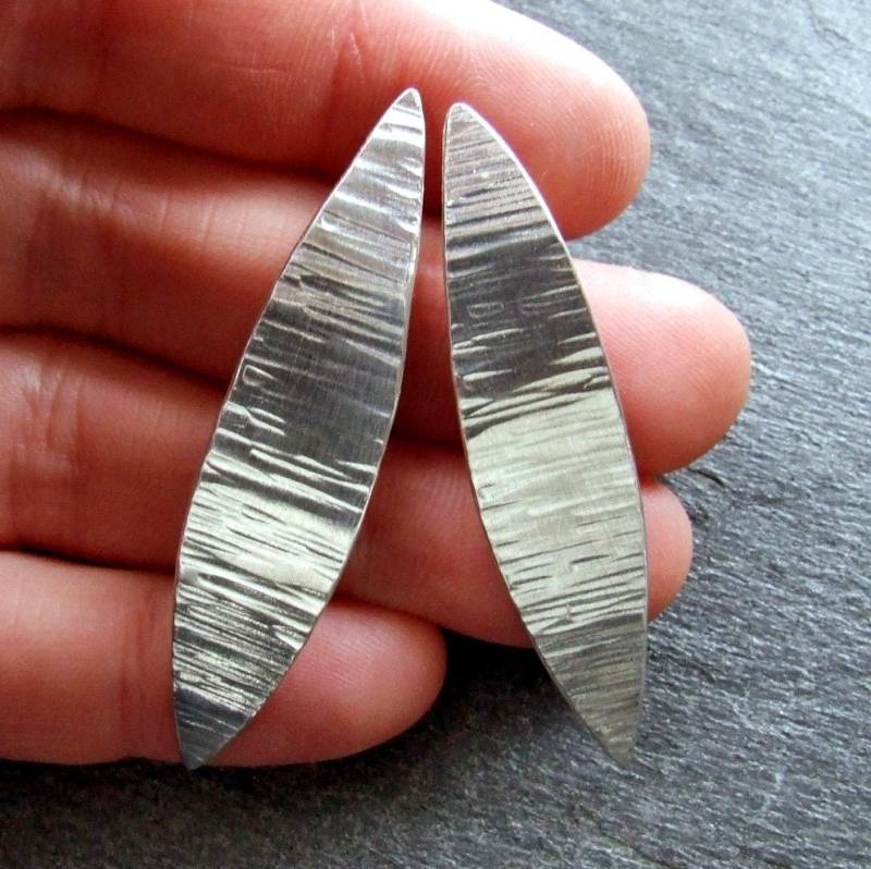 Silberfeder Ohrringe - Handgemachter Gehämmerter Sterlingsilber-Ohrring, Leichter, Handgefertigter Naturschmuck Auf Pfosten von DreamSpiralArt