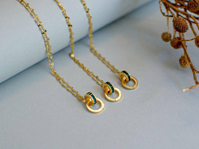 Titan-Halskette Mit Smaragdgrünem Kristall Und 18K Vergoldung - Exquisite Eleganz Für Jede Gelegenheit Halsschmuck Geschenk von DreamStuffGermany