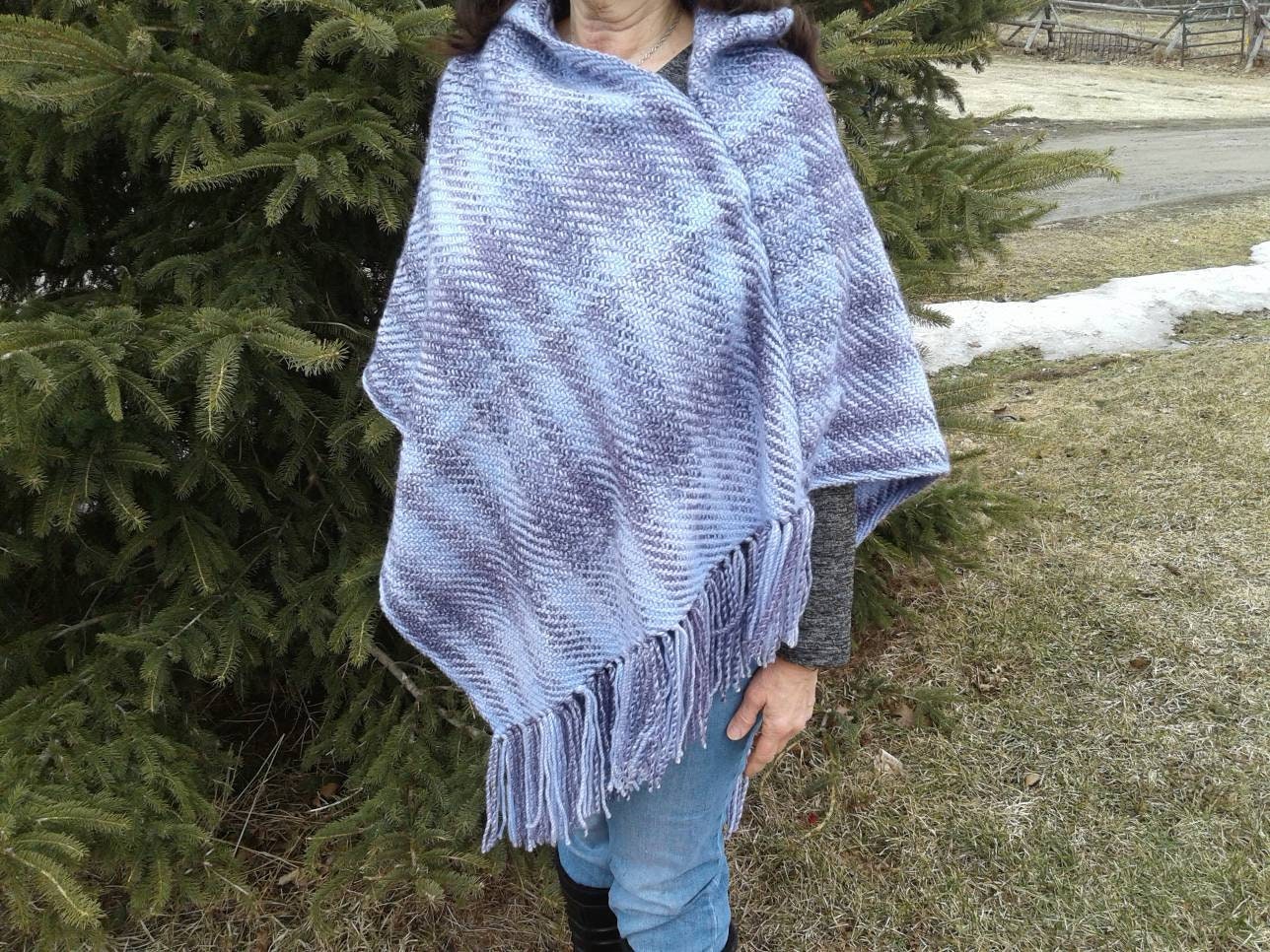 Schattierungen Von Lila Geschlossen Poncho Schattierungen Von Lila Geschlossen Poncho von DreamWeaverHandmades