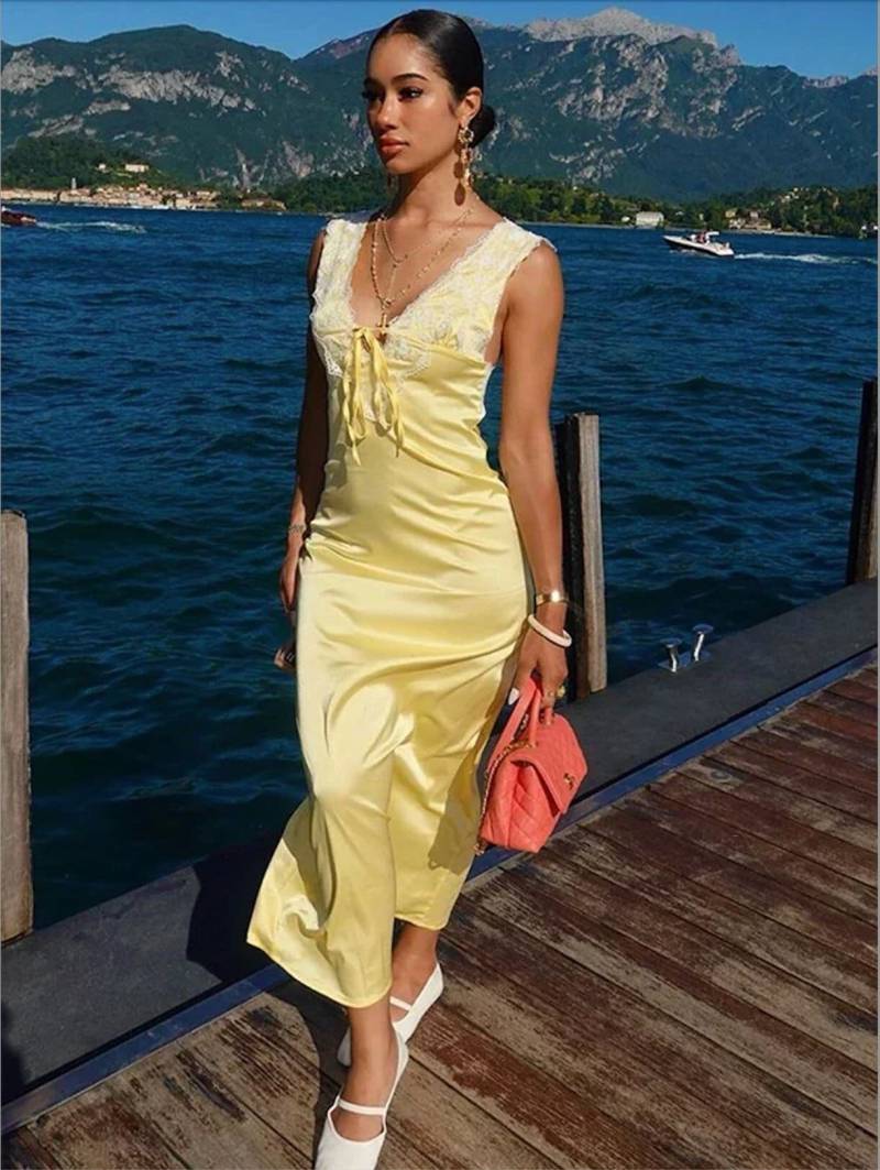 Gelbes Rückenfreies Kleid Mit V-Ausschnitt Zum Binden von DreambyGigi
