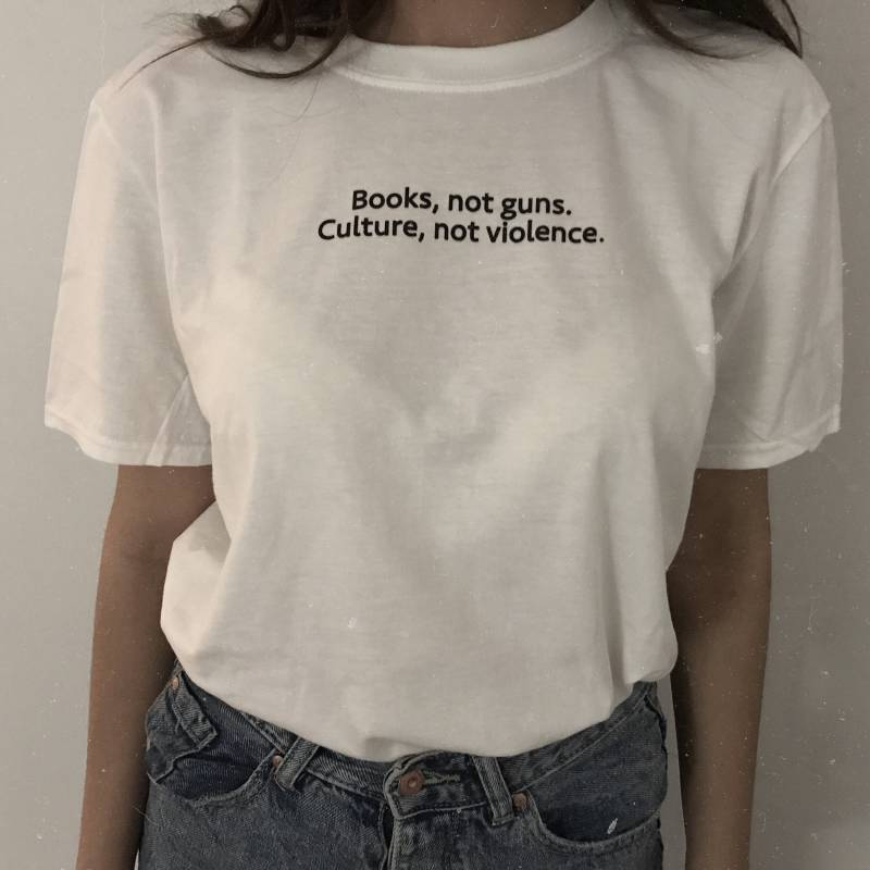 Books Not Guns Kultur Nicht Gewalt T-Shirt von DreamerStorenet