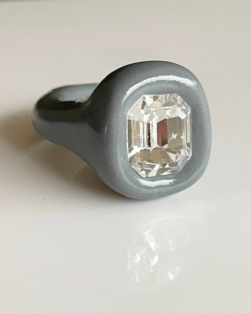 Grauer Beton Polymer Ring Mit Swarovski Kristall von DreamersJewelryCo