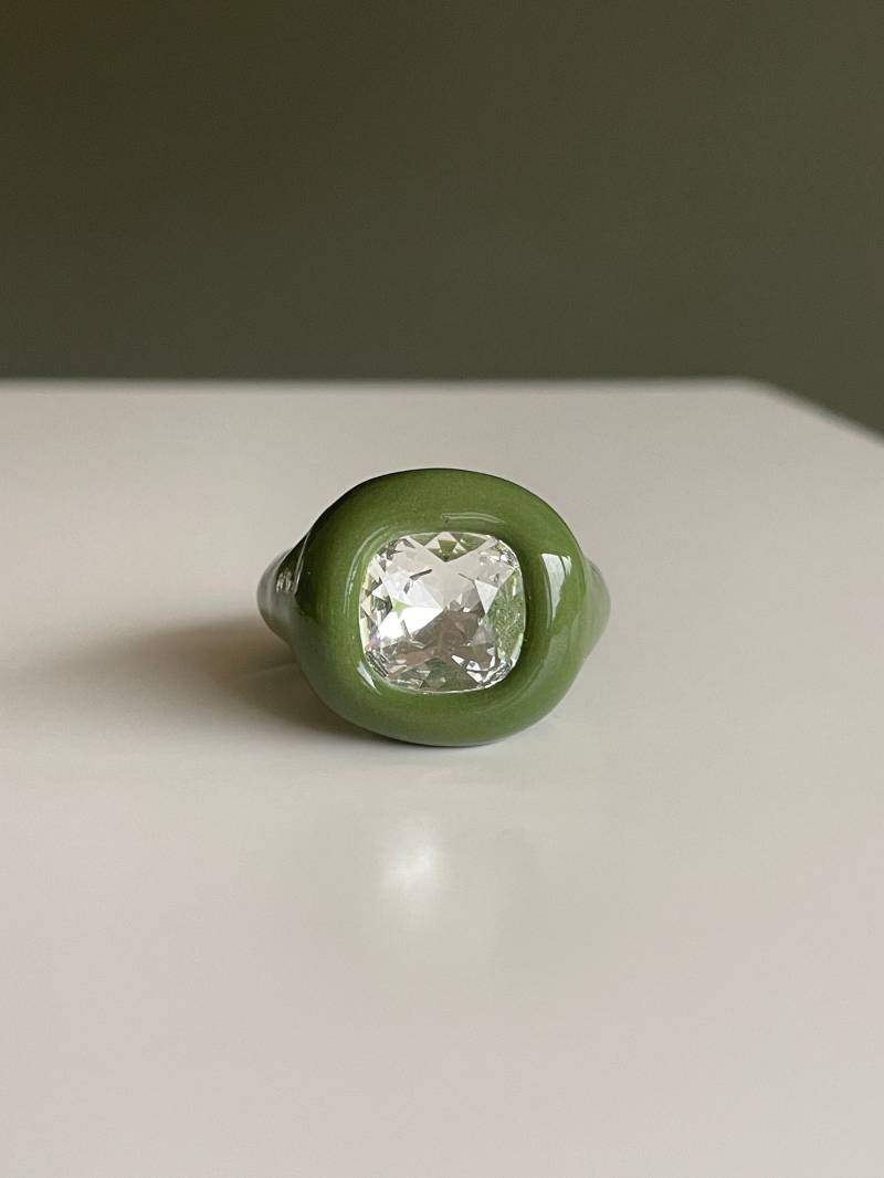 Groß Khaki Olivgrün Hand Geformte Designer Polymer Ring Mit Swarovski-Kristall von DreamersJewelryCo
