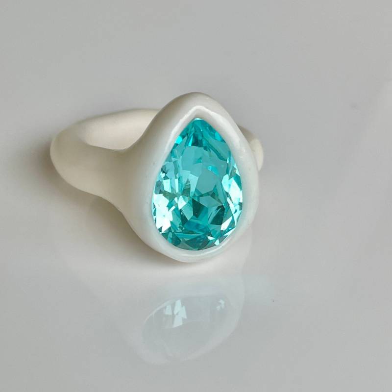 Handgefertigter Massiver Ring Weißes Porzellan, Paraiba Swarovski Kristall von DreamersJewelryCo