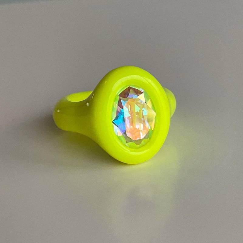 Handgefertigte Neon Gelbe Polymer Clay Ring Mit Swarovski Kristall von DreamersJewelryCo