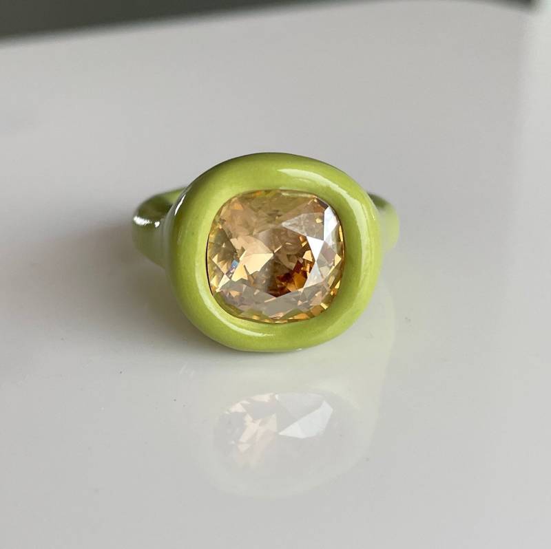 Handgefertigter, Handmodellierter, Handgearbeiteter Ring in Matcha-Grün Und Hellgelb von DreamersJewelryCo