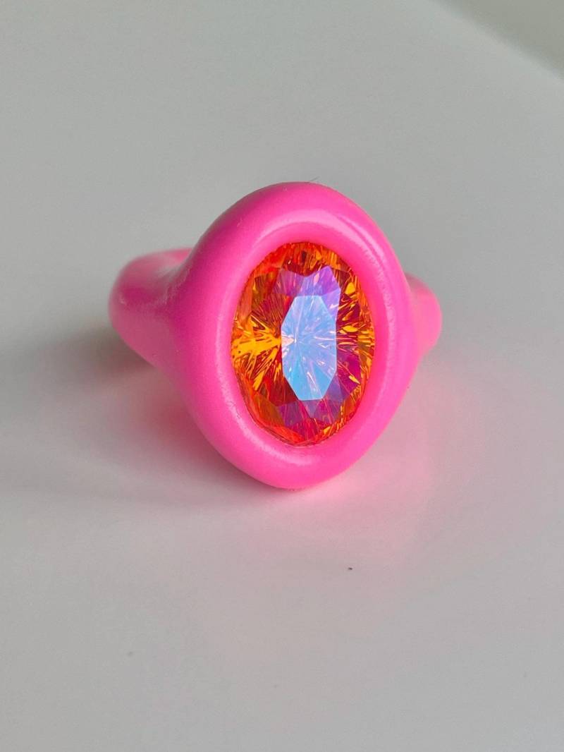 Handgefertigter Neon Pinker Ring Aus Polymer Clay Mit Orange Swarovski Kristall von DreamersJewelryCo