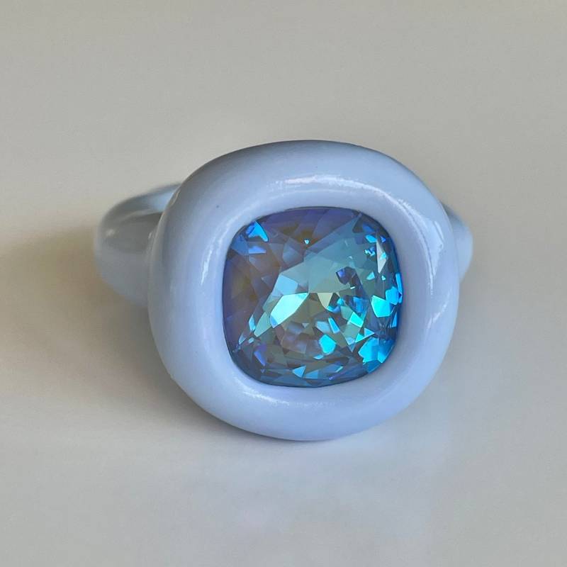 Handgefertigter Großer Blau Grauer Polymer Clay Ring Mit Schillerndem Swarovski-Kristall von DreamersJewelryCo
