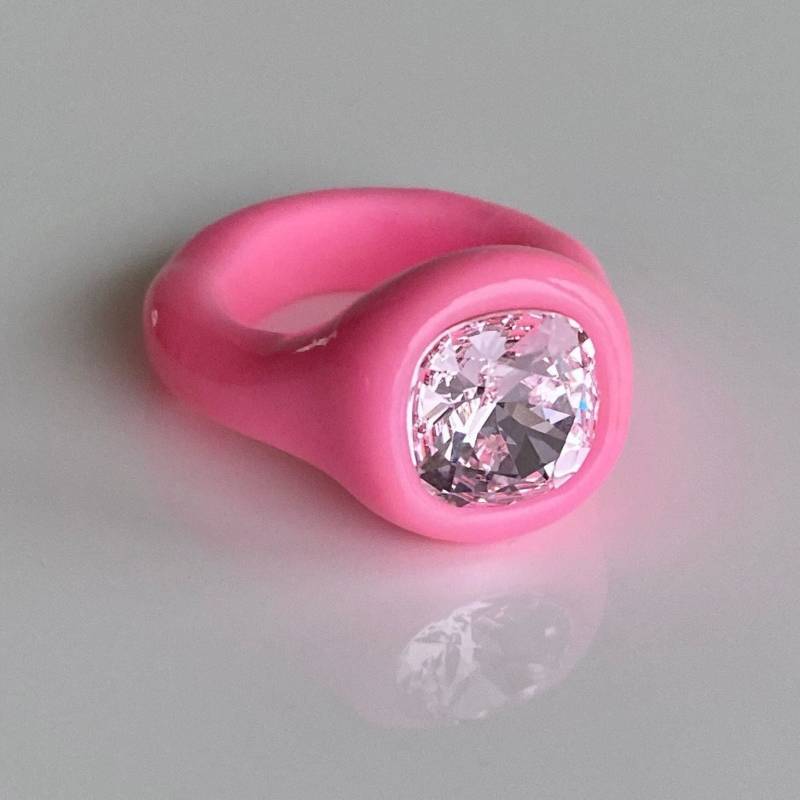 Handgefertigte Neon Pinke Polymer Clay Ring Mit Swarovski Kristall von DreamersJewelryCo