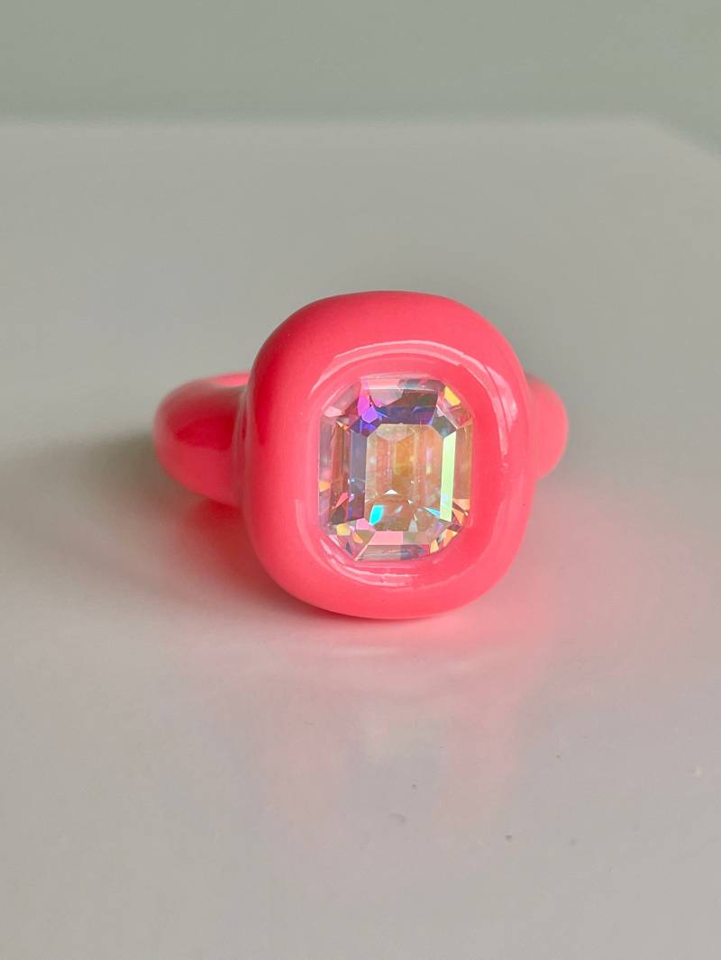 Handgeformter, Neon Flamingo Koralle Polymer Ring Mit Verträumtem Opalisierendem Kristall von DreamersJewelryCo