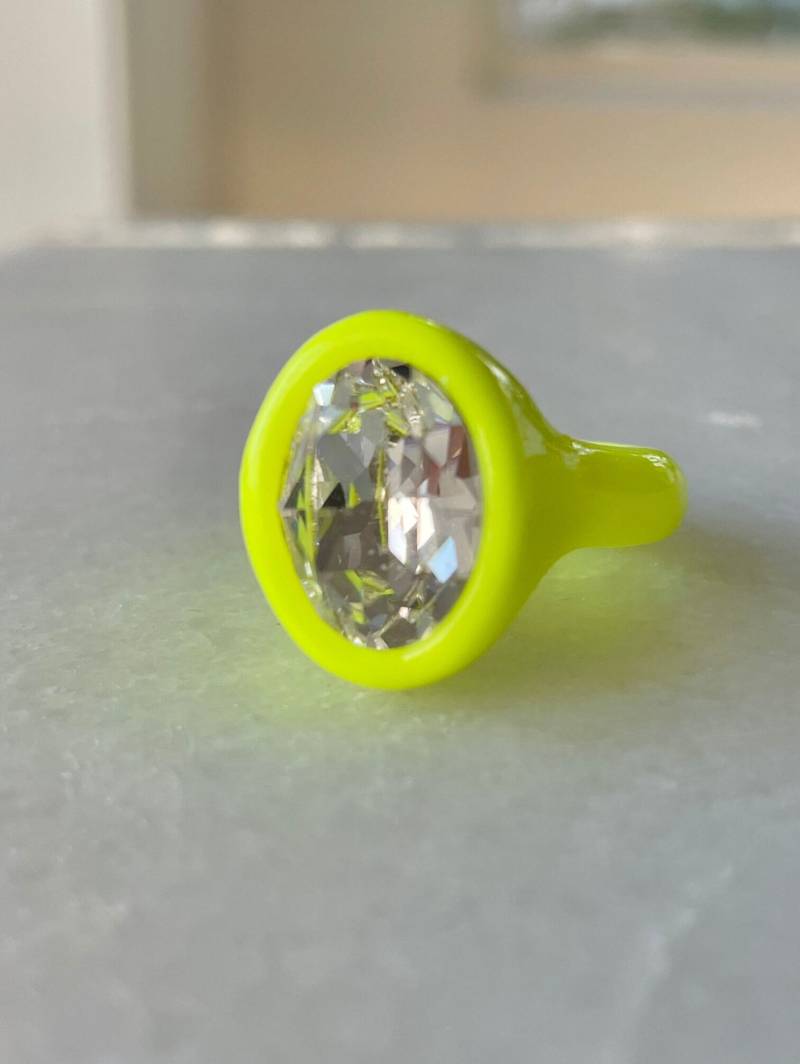 Handgemachter Neon Gelber Ring Aus Polymer Clay Mit Swarovski Kristall von DreamersJewelryCo